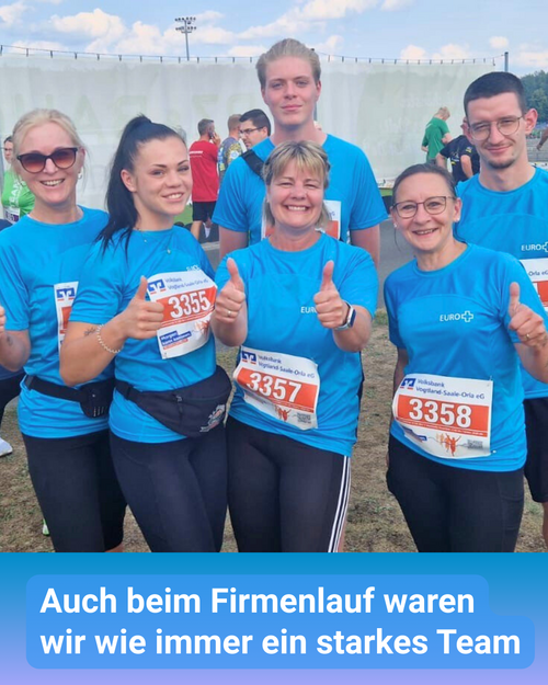 Sechs Kolleginnen und Kollegen in blauer Laufkleidung lächeln in die Kamera und halten die Daumen nach oben. Bildbeschriftung: Auch beim Firmenlauf waren wir wie immer ein starkes Team